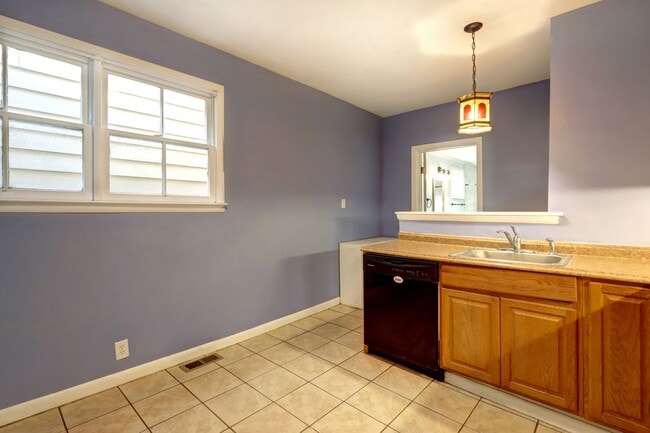 Building Photo - 4 Bedroom house---walk to Forsyth in 15 minutes