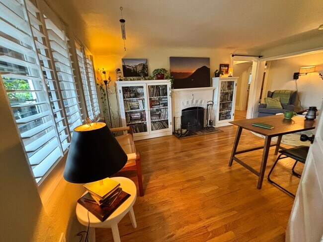 Building Photo - 4Bd/2.75Ba Seattle Home