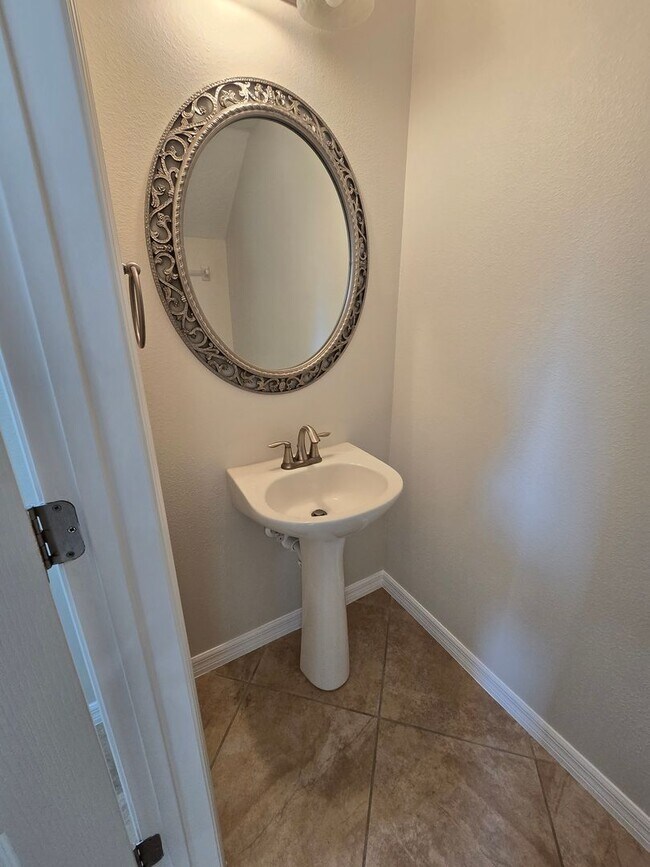 Building Photo - Luxurious Single-Family Home in Secluded Mount Dora Community