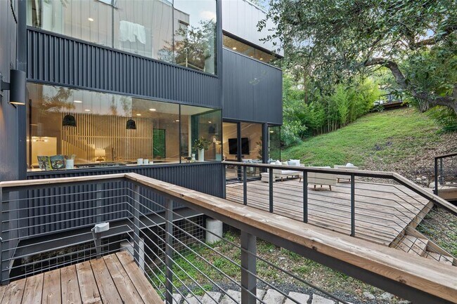 Building Photo - 1327 Bonham Terrace