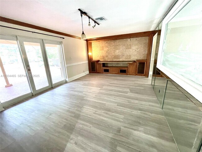 Building Photo - 10001 NW 11th Manor