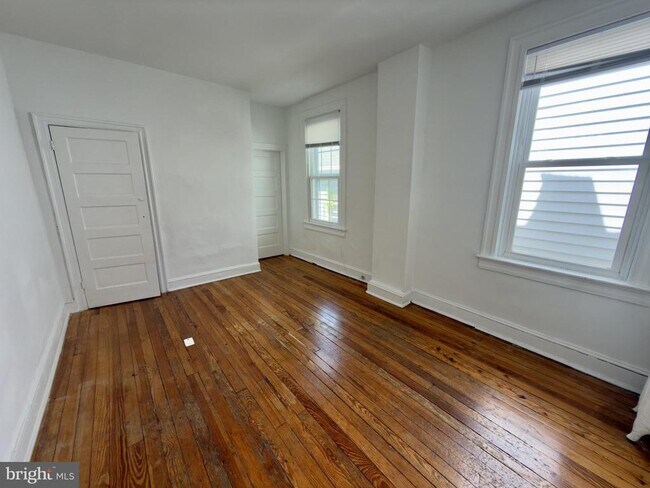 Building Photo - 513 E 41st St