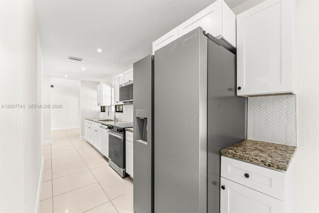 Building Photo - 18055 Sycamore Dr W