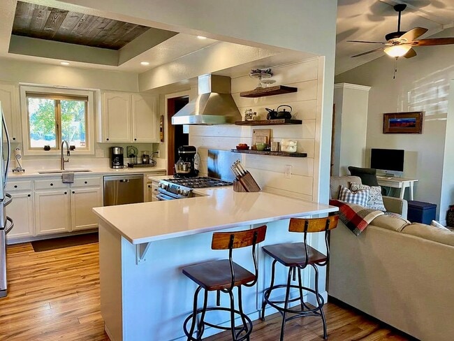 Building Photo - Coming Soon! UNFURNISHED and Updated Singl...