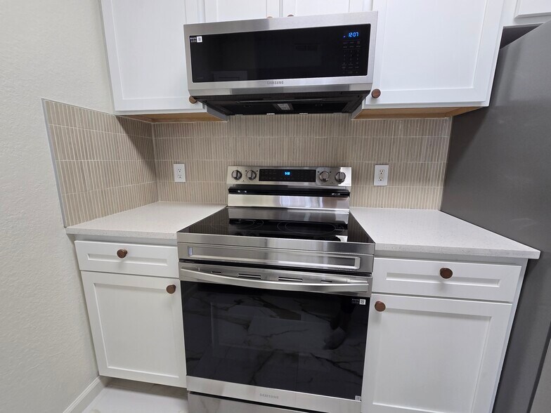 Building Photo - 6137 Metrowest Blvd