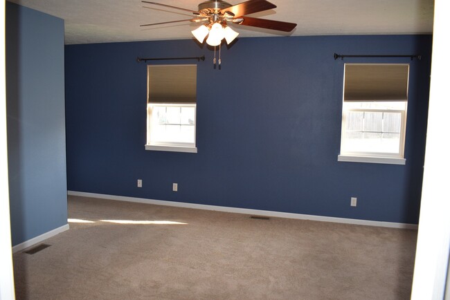 Building Photo - Beautiful spacious home in Waynesville