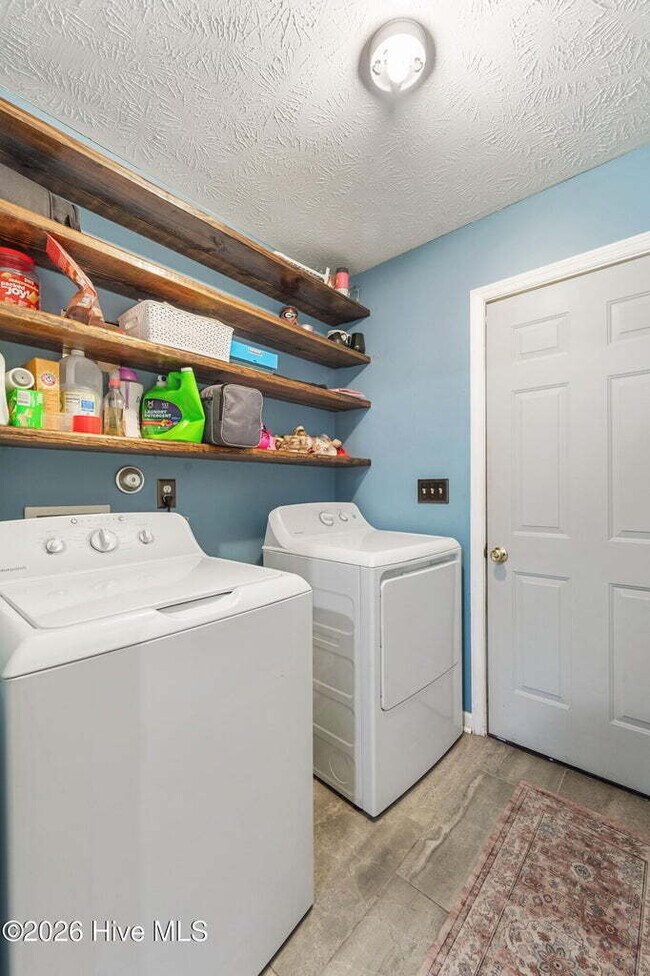 Building Photo - 3 Bedrooms AND A BONUS!! Short Term Leases considered, NO breed restrictions!