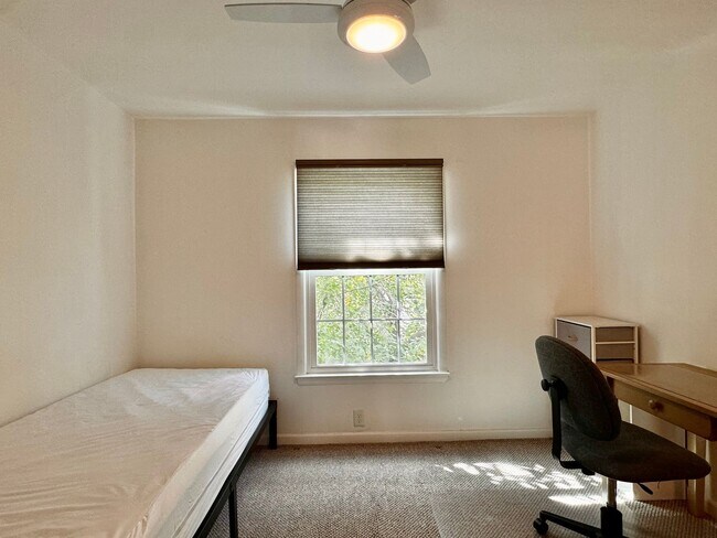 Building Photo - Renovated Condo near Stonefield Shopping! Gorgeous & ready for move in now!