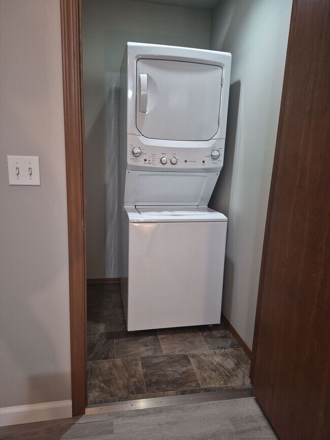 Building Photo - Welcome home to this beautiful 2BD/2.5BA, newly updated tri-level townhome!!!