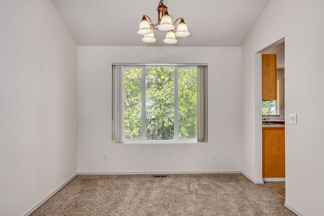 Building Photo - Highly Desirable Home in Ridgetop Communit...
