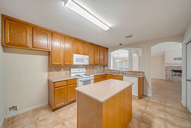 Building Photo - 12810 Lakeshore Dr