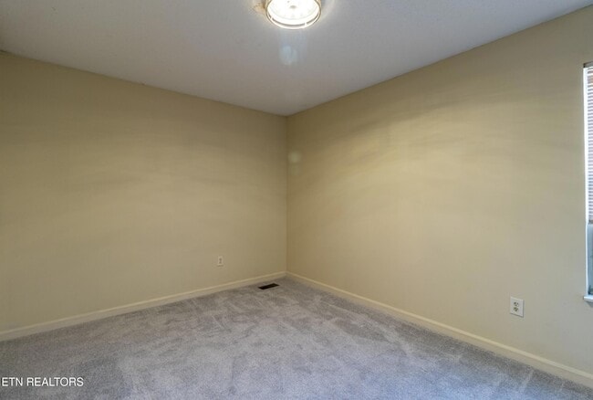 Building Photo - 1405 Wenlock Rd