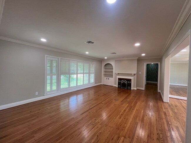Building Photo - UPDATED HOME IN LAMAR PARK!!