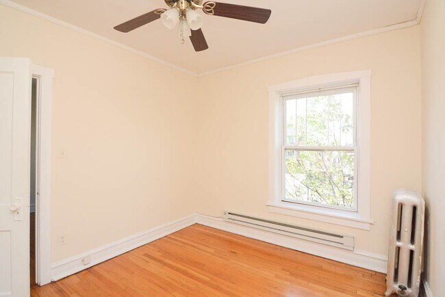 Building Photo - 958 W Cornelia Ave