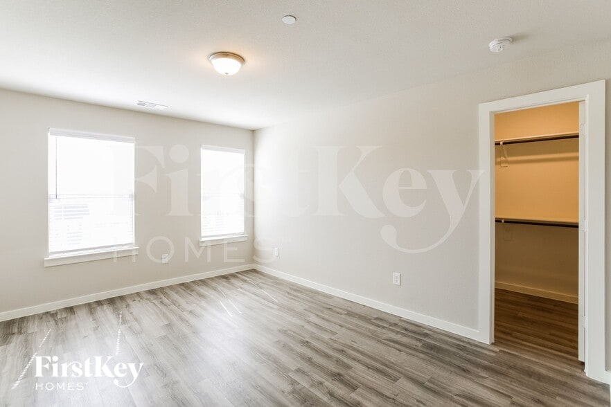 Building Photo - 619 Ava Trl