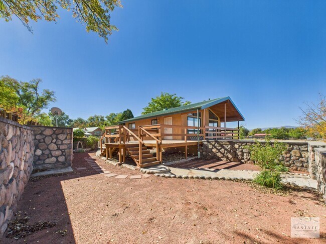 Building Photo - Single Family Home minutes from Los Alamos...