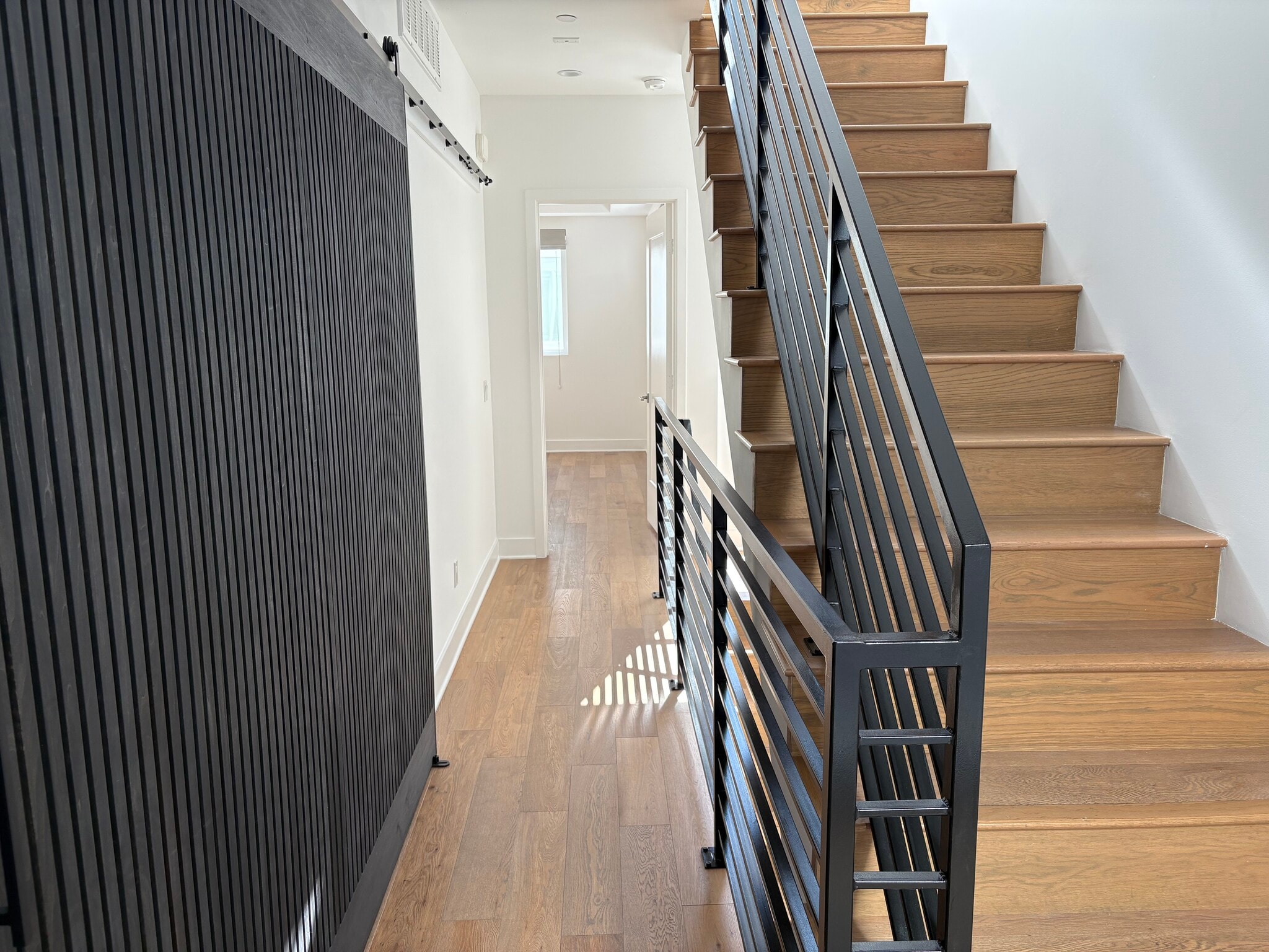 Building Photo - 857 1/2 Hyperion Ave