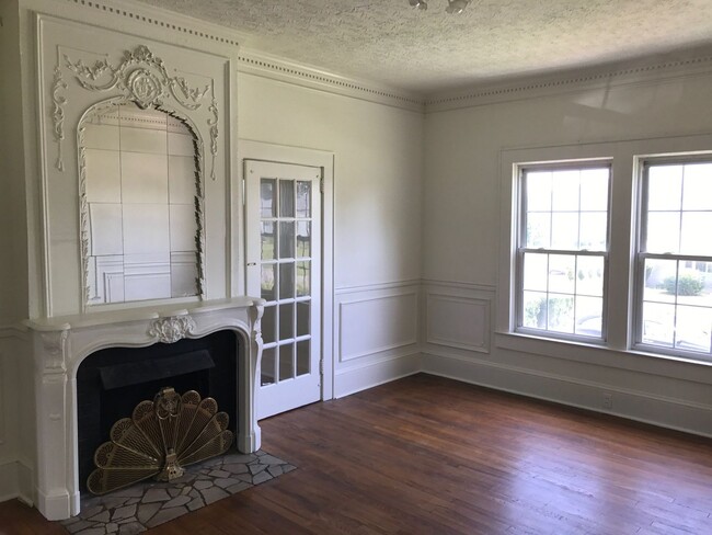 Building Photo - Beautiful Home Close to Downtown and ETSU
