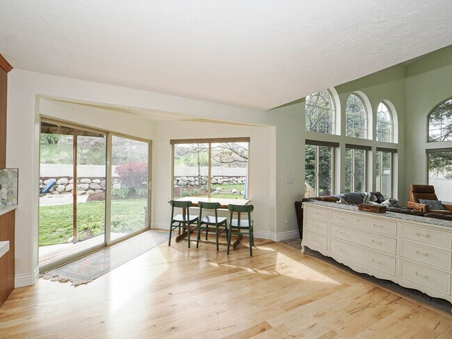 Building Photo - 4 Bedroom, 2.5 bathroom Bluffdale Home