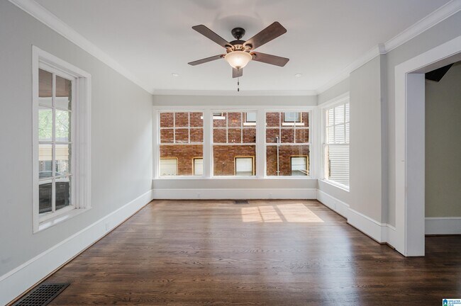 Building Photo - 2810 Rhodes Cir S