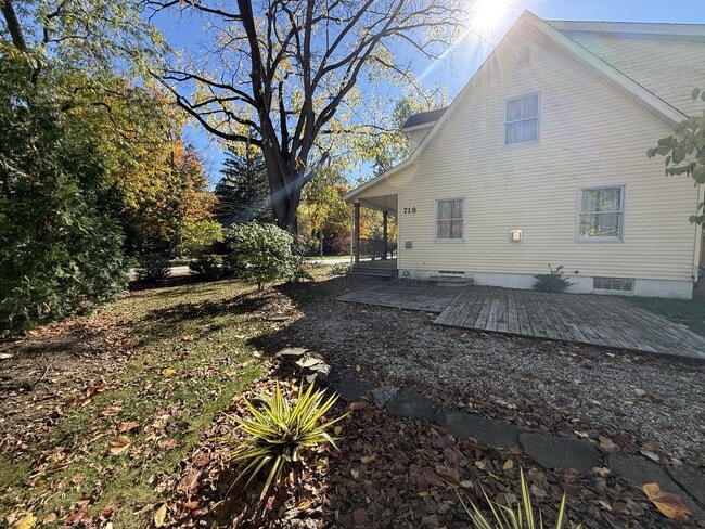 Building Photo - 718 Indianola Ave