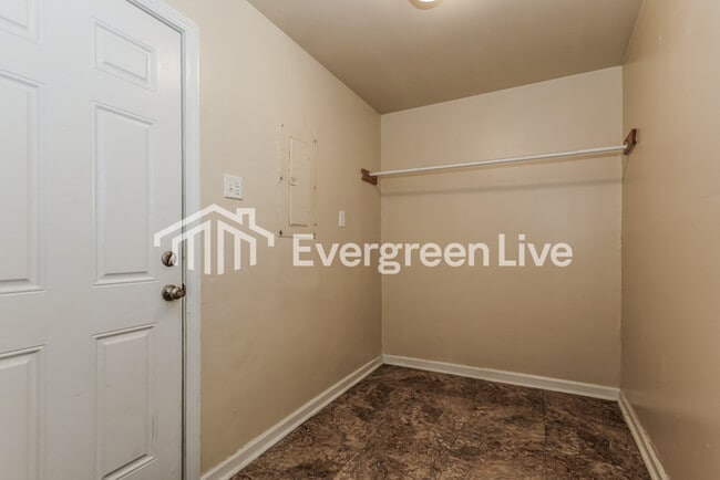 Building Photo - 204 W Boitnott Dr