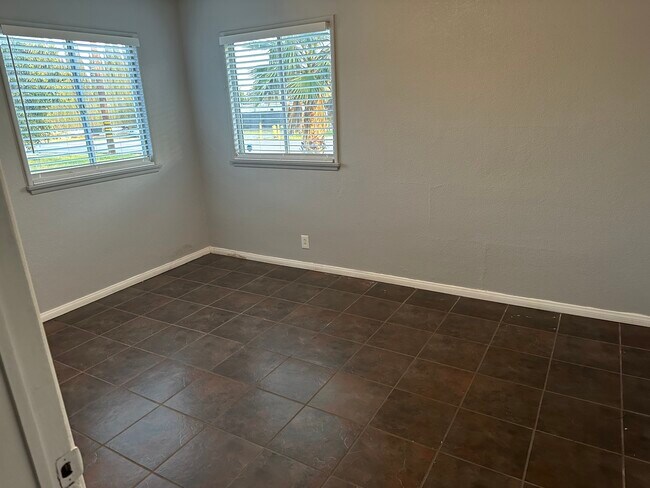 Building Photo - 1592 W Persimmon St