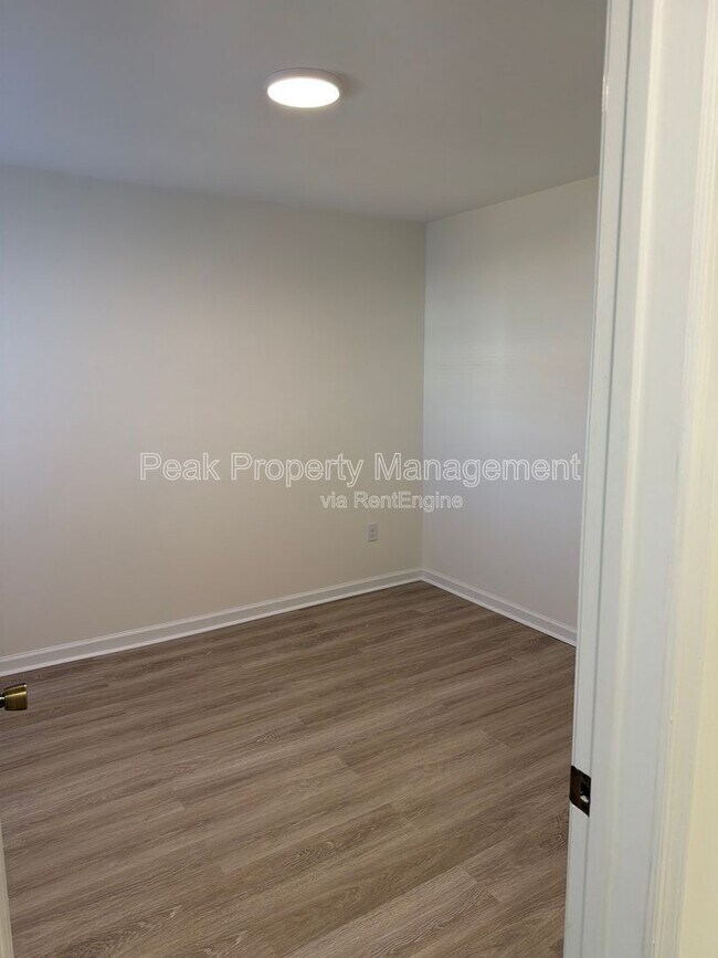 Building Photo - 3016 Parkwood Ave