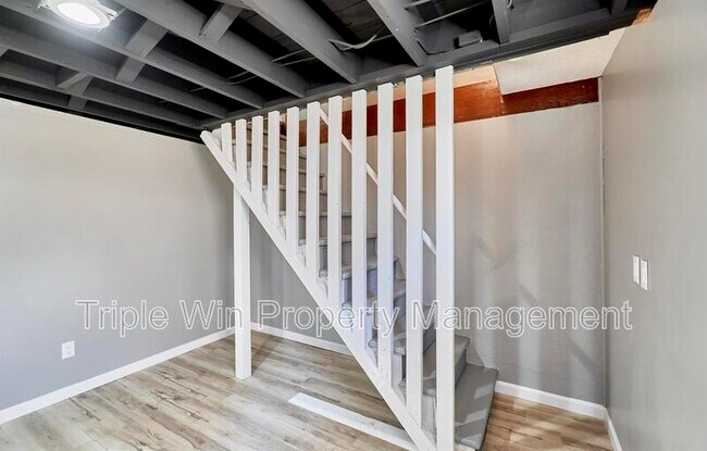 Building Photo - 9823 Meadowview Dr