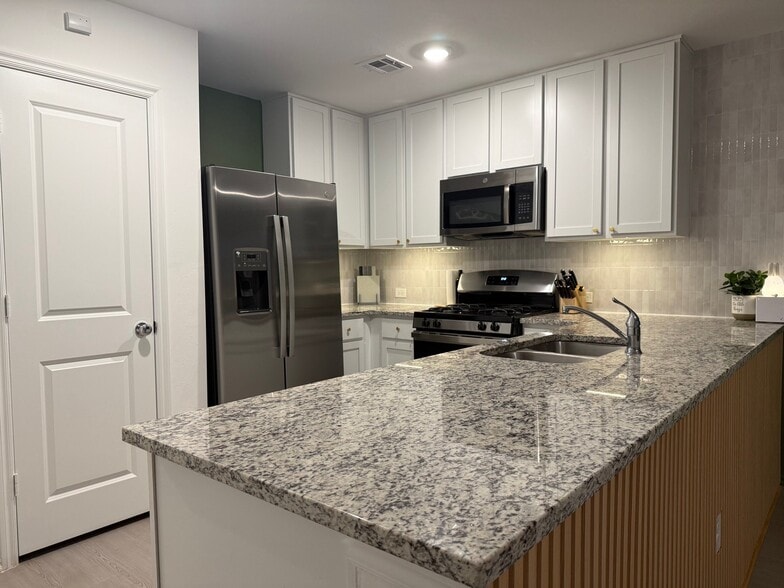 Building Photo - 14908 Parkway Center Ave