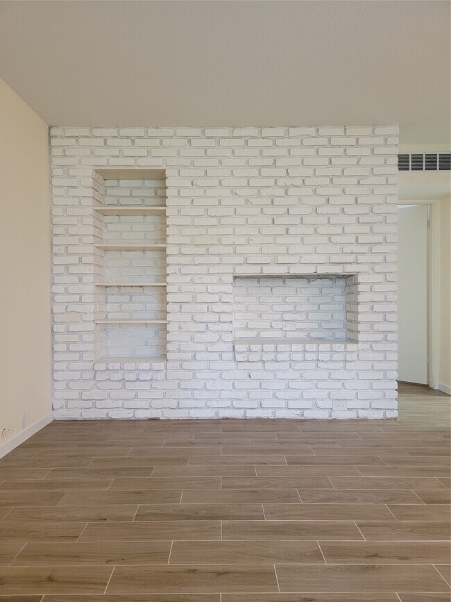 Building Photo - 2101 Fountain View Dr