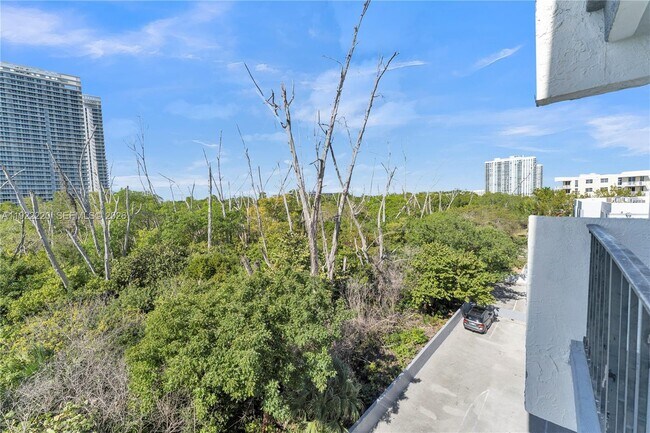 Building Photo - 16508 NE 26th Ave