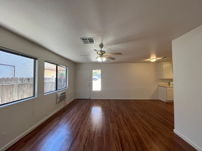 Building Photo - Downtown Duplex