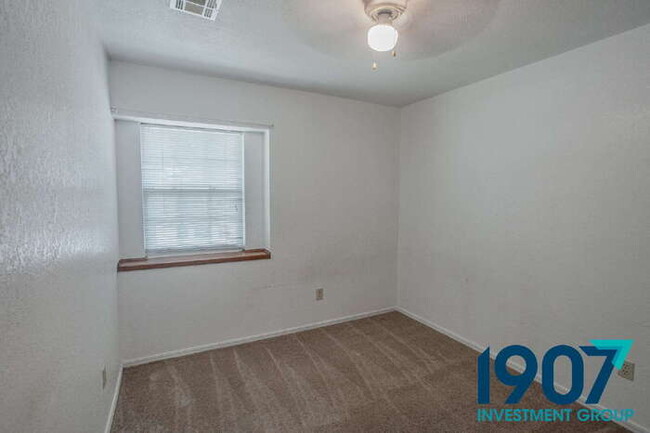 Building Photo - Beautiful 3-Bedroom Home in Yukon - Availa...