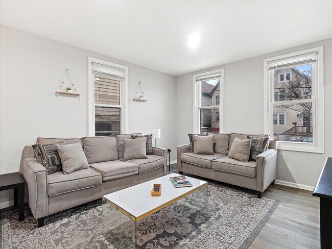 Building Photo - Updated 3 Bed / 1 Bath Duplex — Lower East...