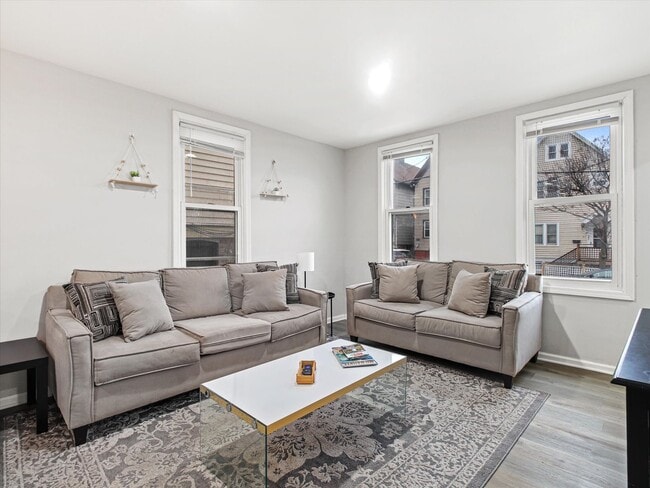 Building Photo - Updated 3 Bed / 1 Bath Duplex — Lower East Side Milwaukee