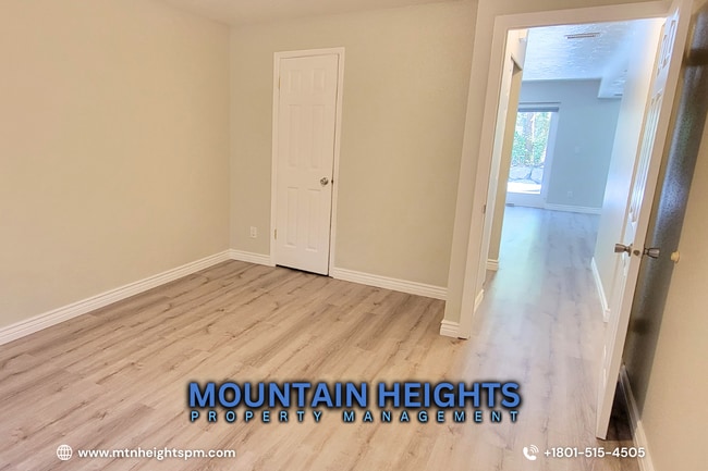 Building Photo - 450 E Creekside Cir