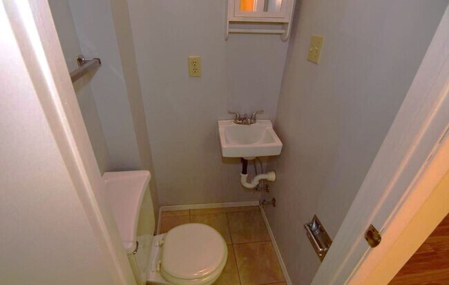Building Photo - Woods Edge 2-Bedroom Townhome!