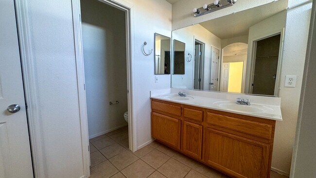 Building Photo - 3 bed, 2.5 bath, 1,746 sq ft home in southwest Las Vegas