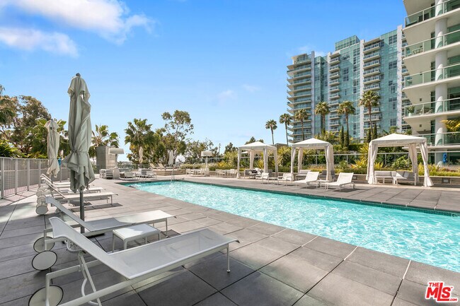 Building Photo - 13600 Marina Pointe Dr