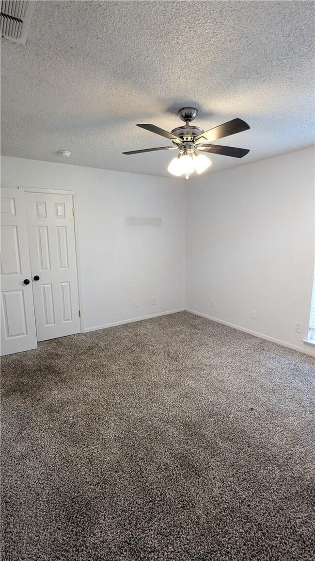 Building Photo - Charming 3-Bed, 2-Bath Oasis on West 6th S...