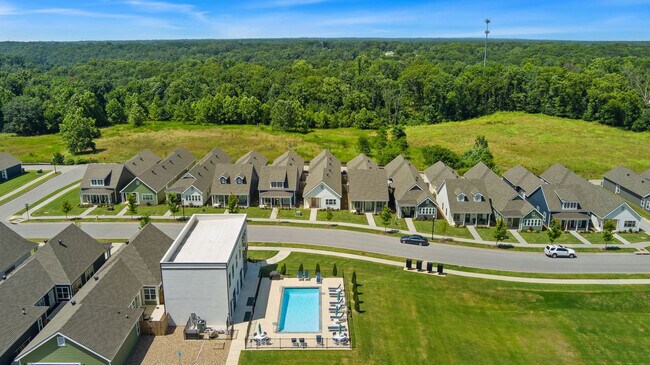 Building Photo - 913 NE Hts Ln