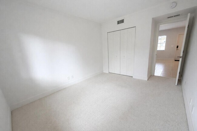 Building Photo - 2660 NE 8th Ave