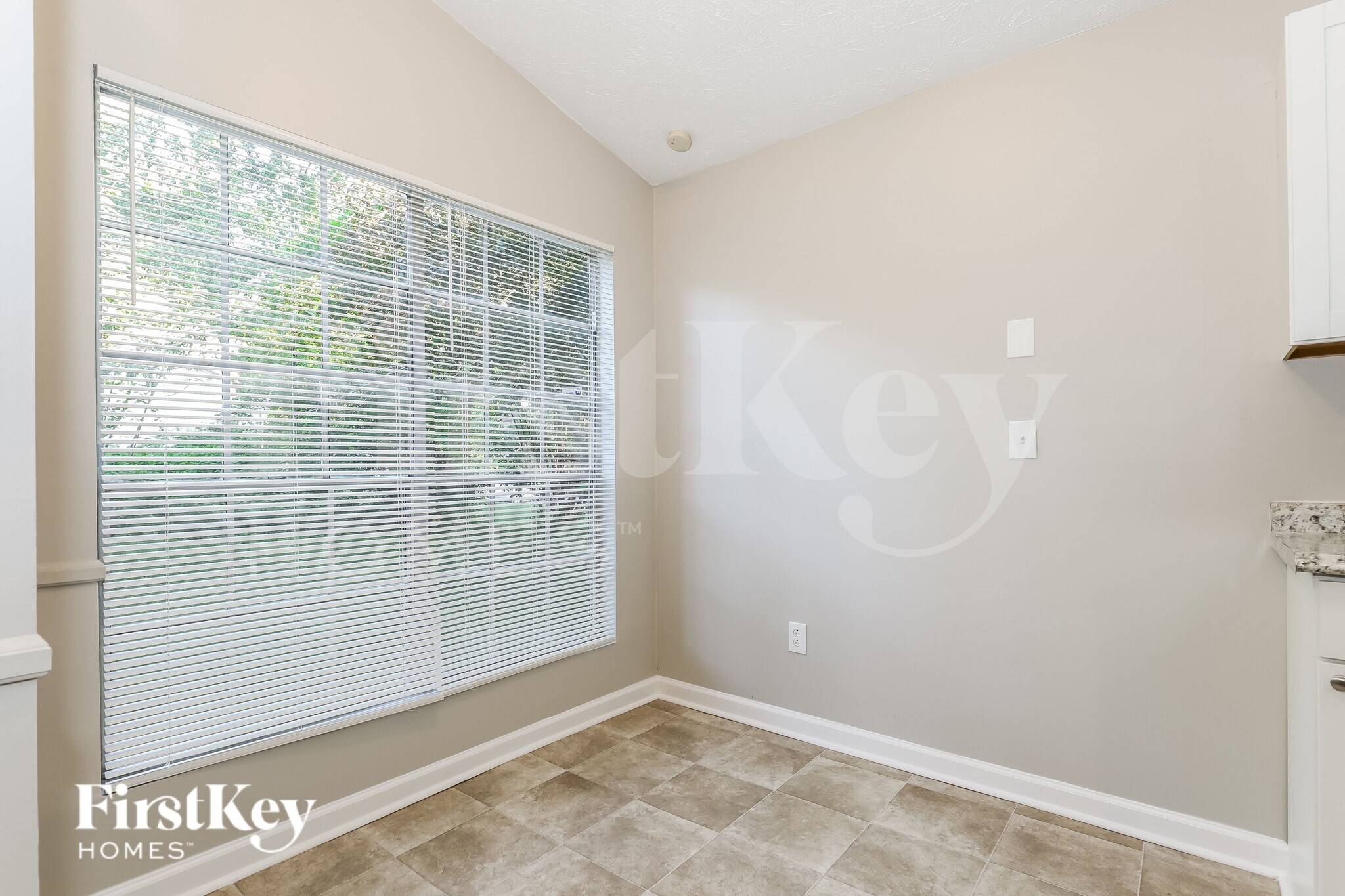 Building Photo - 206 Red Oak Dr