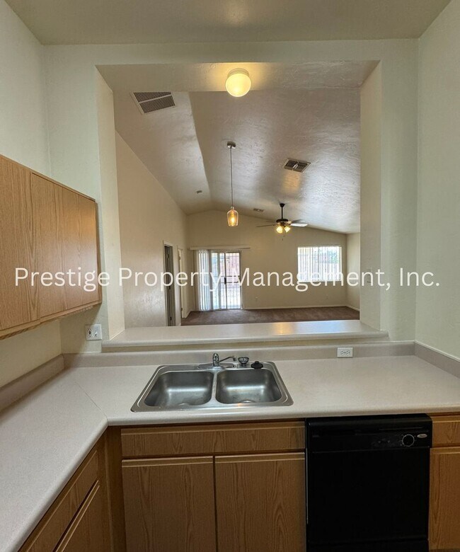 Building Photo - Cozy East Side Home W/ a Den