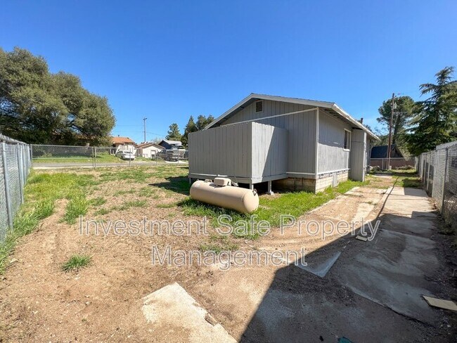 Building Photo - 2504 Gladiola Dr