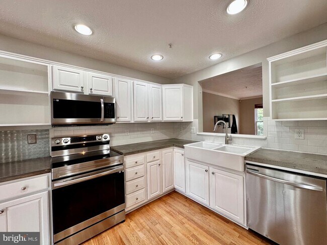 Building Photo - 2107 Mardic Dr