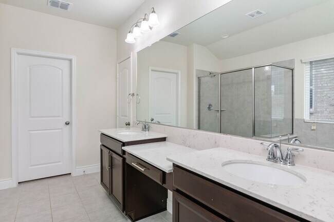 Building Photo - 3 Bed 2 Bath