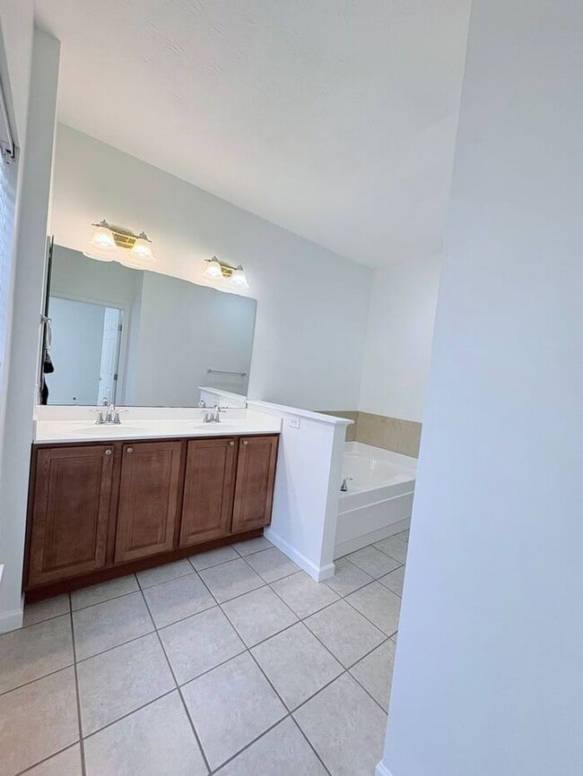 Building Photo - Charming 3 beds 2.5 baths in The Reserves of Beavercreek!