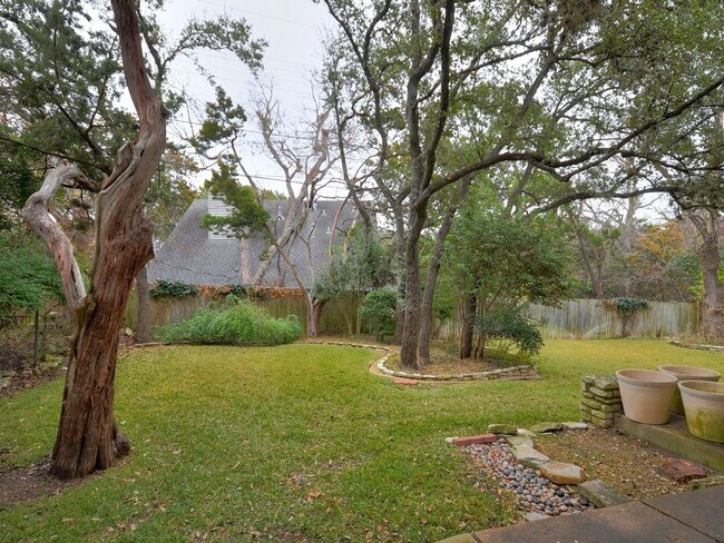 Building Photo - 6001 Highland Hills Dr